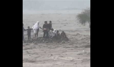 فيديو مرعب.. فيضان مفاجئ يودي بحياة 9 أفراد من عائلة واحدة