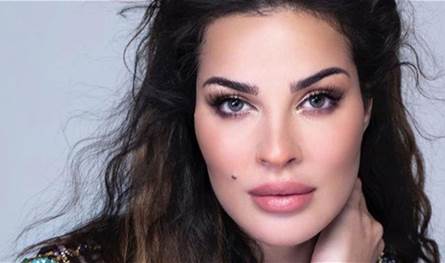 ظهرت مُستلقية على السرير..  نادين نسيب نجيم تُثير الجدل بإطلالتها (فيديو)