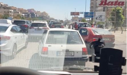 حادث سير على طريق خلدة وزحمة سير في المحلة