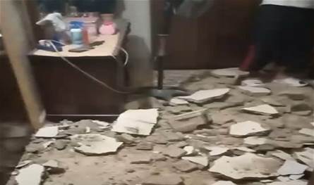 بالفيديو... إنهيار سقف منزل بشكلٍ جزئيّ وإصابة سيّدة