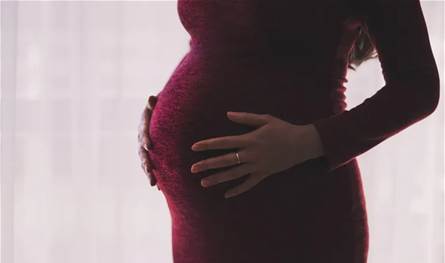 &quot;معجزتنا الصغيرة في الطريق&quot;... ممثلة شهيرة تُعلن حملها الأول!