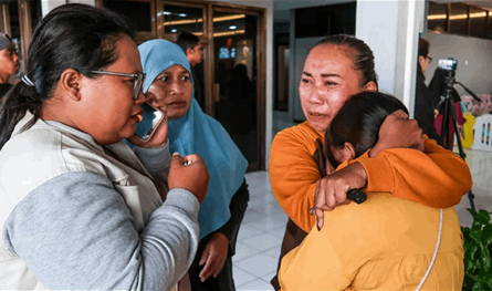 في إندونيسيا.. قتلى ومفقودون في حادث غرق عبّارة