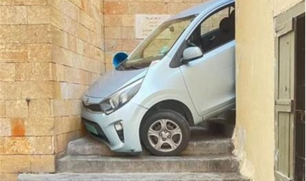في عين المريسة.. ظلّ يقود سيارته حتى علقت على درج والسبب خرائط غوغل!