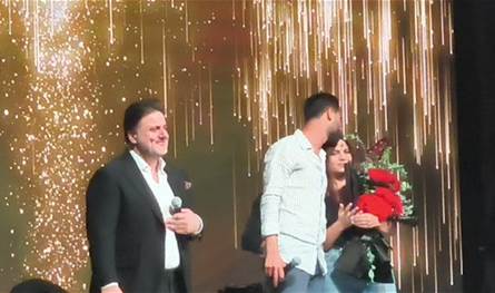 قريب فنانة لبنانيّة بارزة.. هذه هويّة الشاب الذي طلب يدّ حبيبته خلال حفل ملحم زين