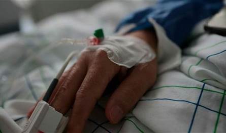 بسبب المرض.. فنان شهير ينهار باكيا: عشت أسوأ فترة في حياتي (فيديو)