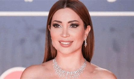 بفستان أبيض قصير.. نسرين طافش تتألق في حفل عمرو دياب (صور)