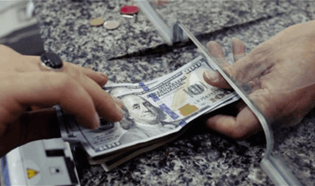 &quot;المودعون&quot; يواجهون &quot;المأساة&quot;: &quot;نموت يومياً ألف مرّة&quot;