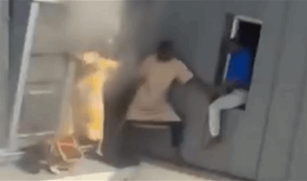 رجل يعرض حياته للخطر وينقذ جيرانه من حريق ضخم