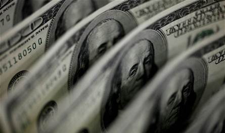 الدولار يقترب من أدنى مستوياته منذ 2021 وسط ترقب رسوم ترامب