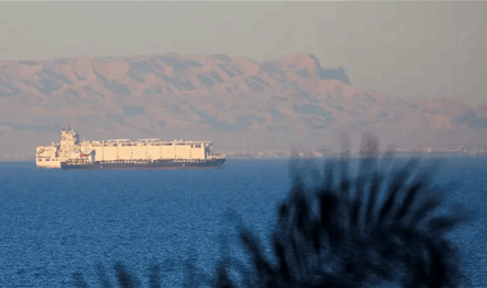 الحوثيون يستهدفون سفينة في البحر الأحمر