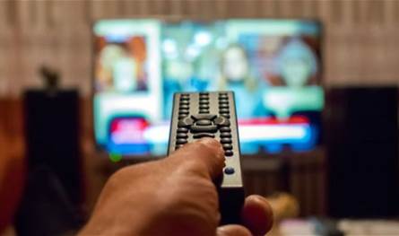  مقدمات نشرات الأخبار المسائية ليوم الاثنين
