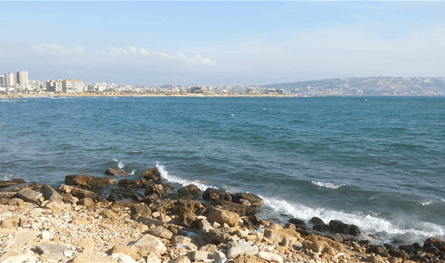 بالصور.. مياه حمراء في بحر طرابلس
