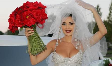 برسالة رومنسية.. زوج سيرين عبد النور يحتفل بذكرى زواجهما الـ18