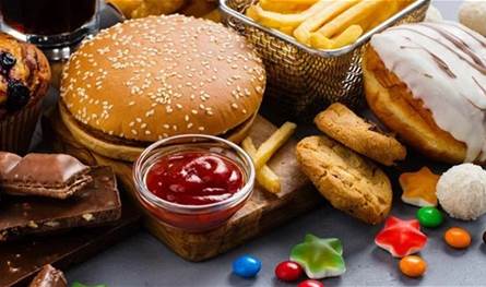 هل إدمان الطعام يسيطر على حياتكِ؟ علامات تحذيرية لا يجب تجاهلها