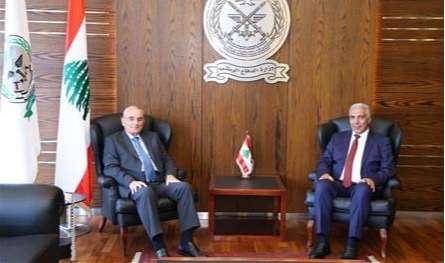 وزير الدفاع بحث والنائب عبود في الأوضاع