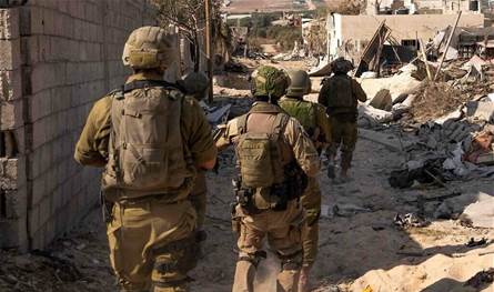 بالصورة.. جنود إسرائيليون يستخدمون فلسطينياً &quot;درعاً بشرياً&quot;!