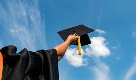 بعد سنوات من الدراسة والعمل.. فنانة شهيرة تُفاجئ الجميع بتخرجها من الجامعة (صور)