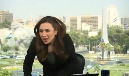 بالفيديو: هذا ما فعلته مذيعة سورية بعد الغارات الإسرائيلية على دمشق