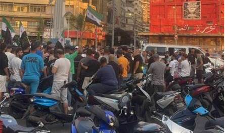 بالفيديو: وقفة ورفع للعلم السوري... ماذا يجري في طرابلس؟