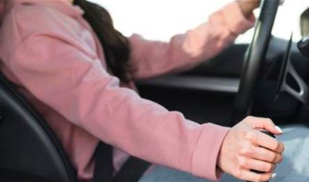 منع نجمة شهيرة من القيادة.. إليكم السبب
