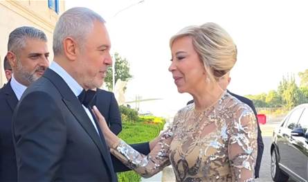 إطلالة السيدة الأولى تخطف الأنظار في زفاف ابن إيلي صعب! (فيديو)