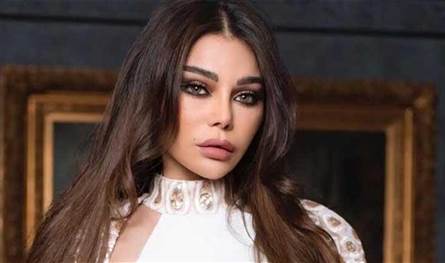 بتنورة قصيرة جداً.. هيفا وهبي تُشعل الجدل بإطلالة وُصفت &quot;بالغريبة&quot; (صور)