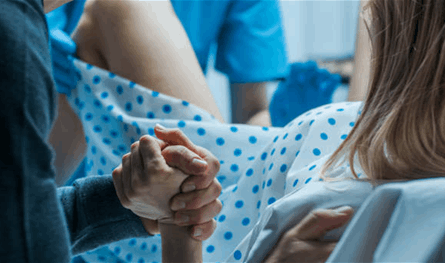 كادت أن تفقد حياتها.. هذا ما حصل مع &quot;يوتيوبر&quot; أثناء الولادة