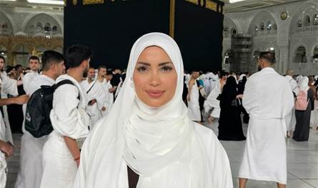 تكبره بـ 10 سنوات.. نسرين طافش تطل بالحجاب من أمام الكعبة المشرفة وتنشر صورة واضحة لزوجها