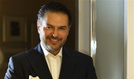 بعدما قبلته إحداهن على فمه.. شاهدوا ماذا فعل راغب علامة مع إحدى المعجبات وهكذا ردت زوجته (فيديو)