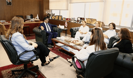 مرقص بحث التحضيرات لمهرجان ثقافي في ميدان سباق الخيل