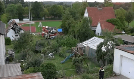 حادث غريب في ألمانيا.. سيارة &quot;تطير&quot; فوق الترامبولين وتخترق منزلًا (صورة) 