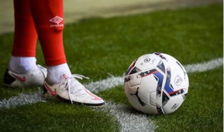 لاعب يعتزل كرة القدم بعد مسيرة حافلة.. فمن هو؟