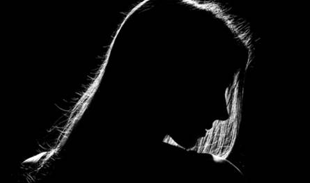 خطيب نجمة شهيرة يُحدث ضجة بنشر صور خاصة لها!