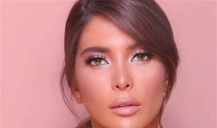 بالصورة.. زوجة فنان سوري شهير تثير الجدل بسيلفي من غرفة نومها