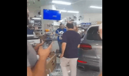 سيارة تقتحم محلات في عوكر... شاهدوا الفيديو