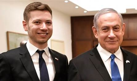نجل نتنياهو ينتقد جو روغان لعدم استضافة والده