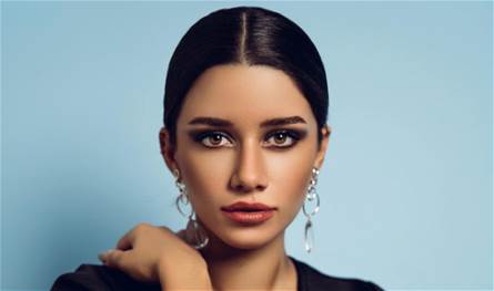 ممثلة لبنانيّة تنشر فيديو وهي تبكي: خسارة كبيرة