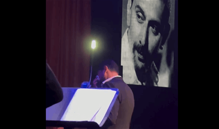 بالفيديو.. فنان يبكي زياد الرحباني على المسرح!