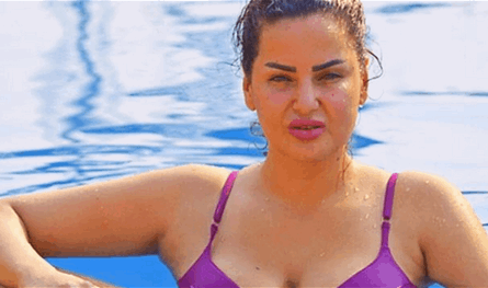 &quot;استروا عليي&quot;.. فنانة شهيرة تبكي مُنهارة وتعلن توبتها وارتداء الحجاب (فيديو)