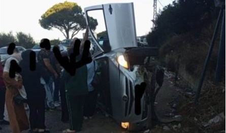 زحمة سير على طريق عاريا.. بسبب انقلاب سيارة 