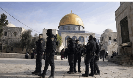 مستوطنون يقتحمون المسجد الأقصى تحت حماية قوات الاحتلال