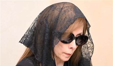 بالفيديو... السيّدة فيروز تبكي حزناً على وفاة إبنها زياد