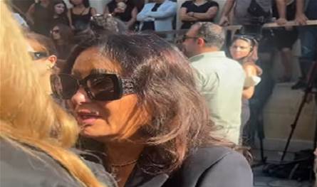 بالفيديو... فنانة عربيّة تبكي خلال حضورها عزاء زياد الرحباني