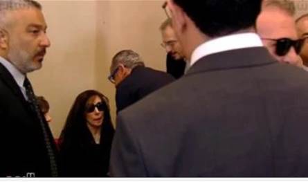 انحنى ليواسيها.. هذا ما قالته السيدة فيروز للسفير المصري (فيديو)