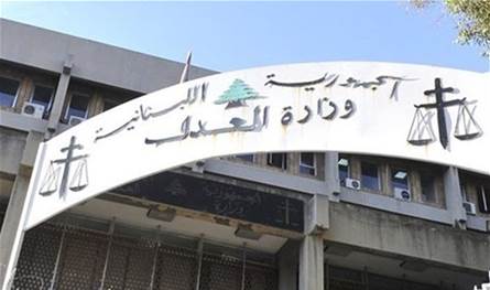 بعد فيديو قديم متداول له.. توضيح من وزير العدل السابق 