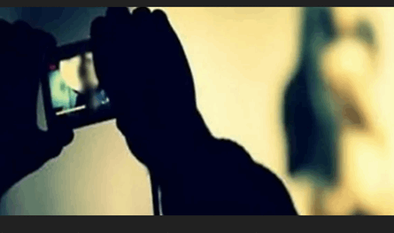 فضيحة جنسية مدوية تلاحق دبلوماسيا!