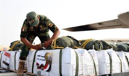 مصر تسقط أطناناً من المساعدات الغذائية على قطاع غزة