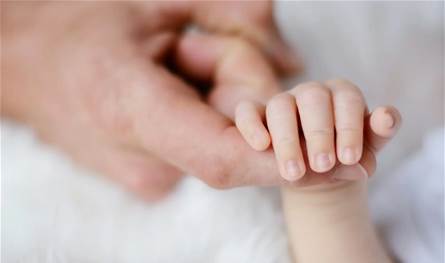 أم كادت تتسبب ببتر إصبع ابنها الرضيع.. هذا ما فعلته 