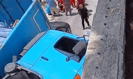شاحنة تسقط على سيارة في البترون... إصابة شخص وحالة من الذعر