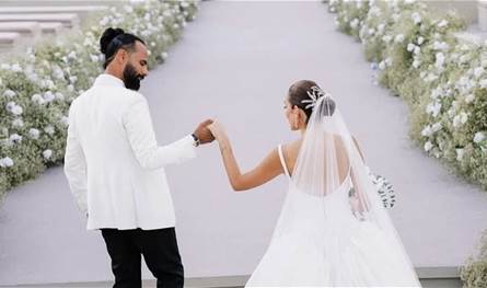 احتفلت بزفافها مرتين.. نجمة شهيرة تواصل استعراض رحلة شهر العسل مع زوجها (صور)